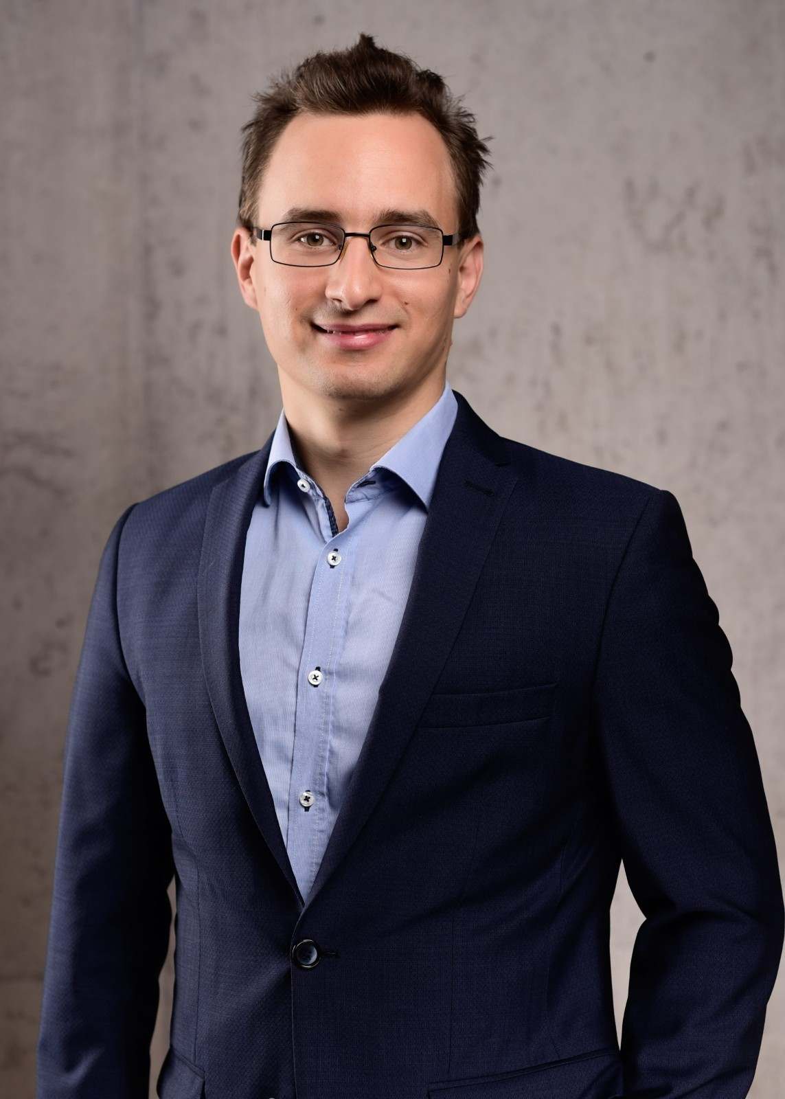 Mann im Anzug mit Brille